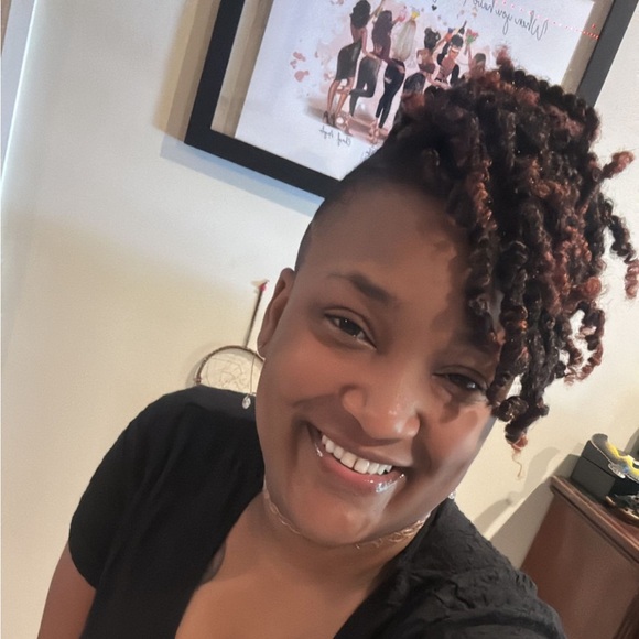 Meet your Posher, DMarie! - Picture 1 of 4